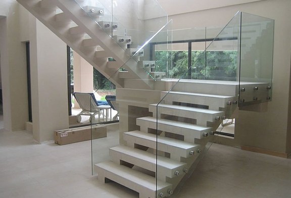 Особенности стеклянных панелей для лестниц