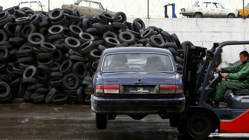 Белоусов предложил возобновить программу утилизации старых авто