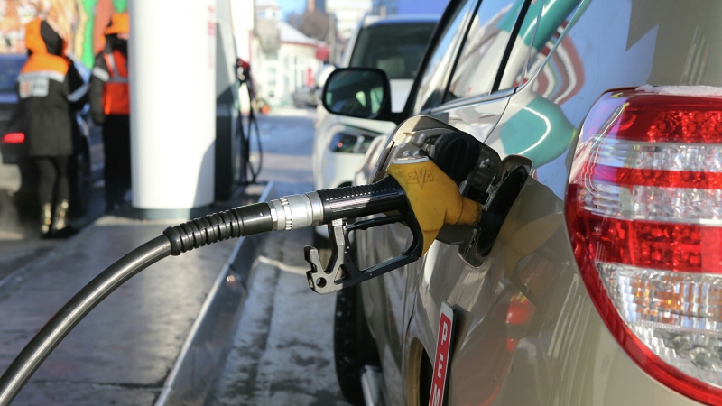 Эксперт рассказал, почему в России бензин дороже, чем в США