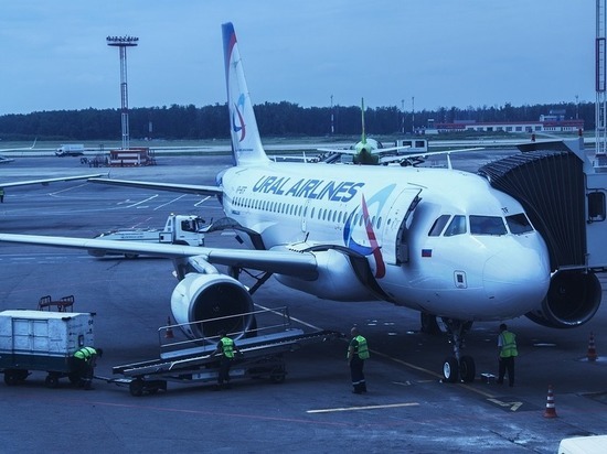 Летевший за россиянами в Португалию самолет развернули без предупреждения