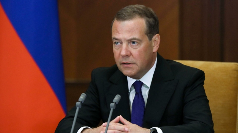 Россия принимает меры для бесперебойной работы экономики, заявил Песков