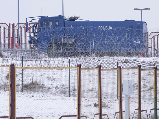 В гигантской очереди на границе Белоруссии и Польши скончался дальнобойщик