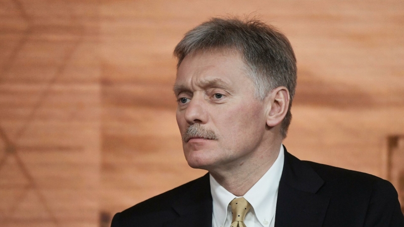 Россия принимает меры для бесперебойной работы экономики, заявил Песков