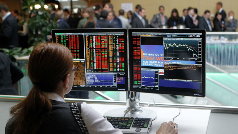 Российский фондовый рынок и рубль упали на фоне обострения в Донбассе