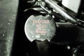 Доливка масла в мотор автомобиля Jaguar: когда нужна и как это делается правильно?