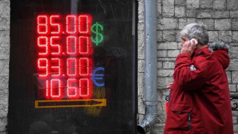 Курс доллара упал до 83 рублей впервые с 25 февраля