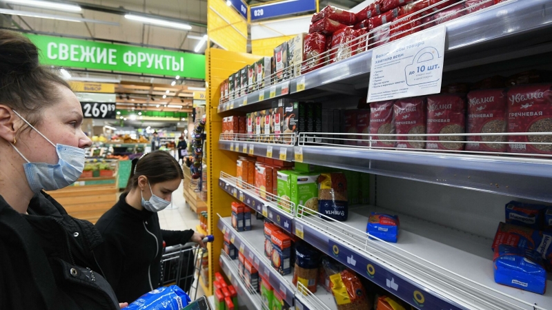 Матвиенко призвала россиян не скупать в панике гречку и сахар