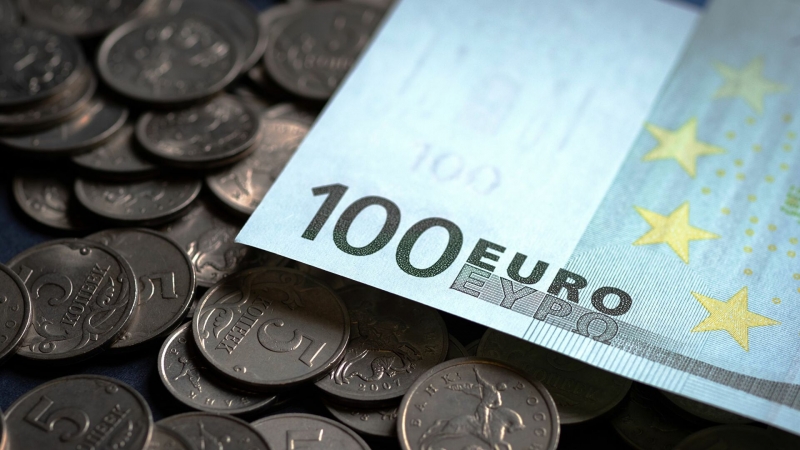 Курс евро опустился до 96 рублей впервые с 28 февраля