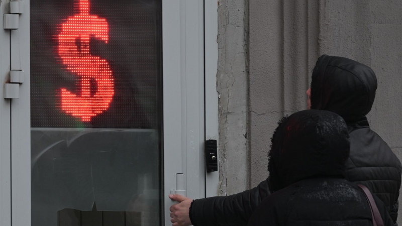 Официальный курс доллара на четверг поднялся до 79,85 рубля