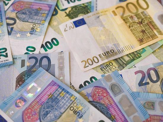 Евро будет дешевле доллара, а рубль ослабят насильно