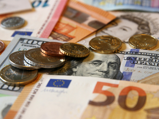 Почему евро стал стоить, как доллар