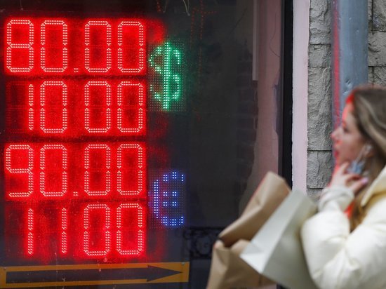 За доллар и евро в российских обменниках начали просить дикие суммы