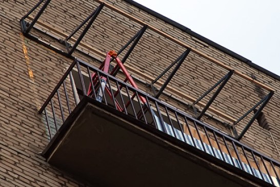 Козырек балкона: назначение, виды, ремонт