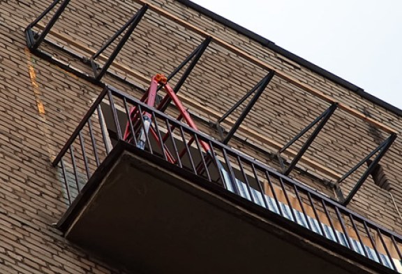 Козырек балкона: назначение, виды, ремонт