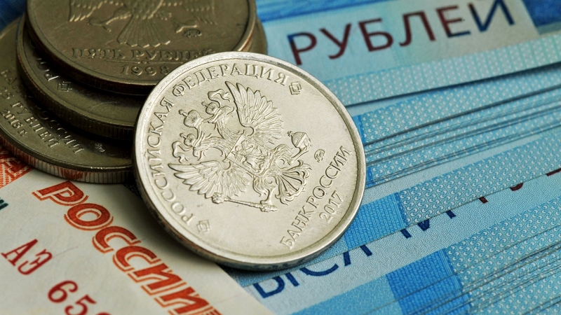 Курс доллара опустился ниже 77 рублей