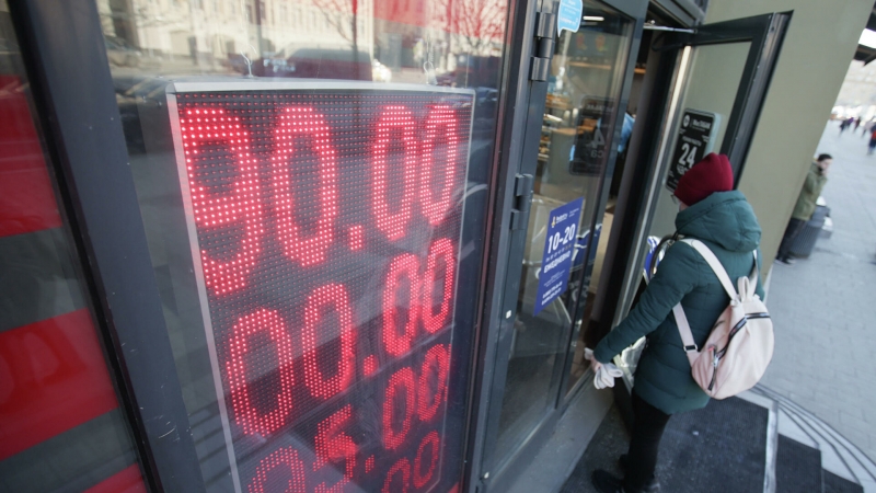 Официальный курс доллара на вторник подскочил до 93,56 рубля