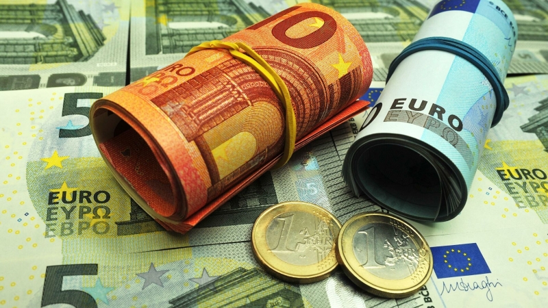 Курс евро опустился ниже 91 рубля впервые с 23 февраля