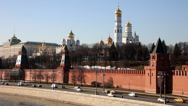 Россия обязана хеджировать риски, заявили в Кремле