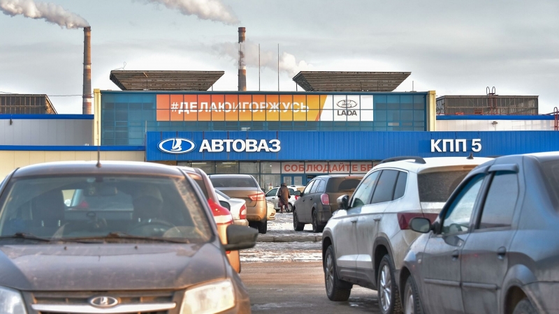 Продажи АвтоВАЗа в России в марте упали на 64%