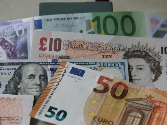 Подвешенный доллар: клиенты Альфа-банка и РСХБ жалуются на невозможность переводов иностранной валюты внутри страны