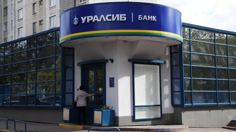 "Уралсиб" перестал проводить платежи банков-партнеров в долларах и евро