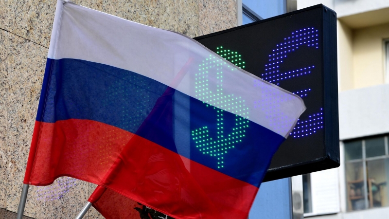 РБК: в России разрешат отрицательные ставки для части валютных счетов