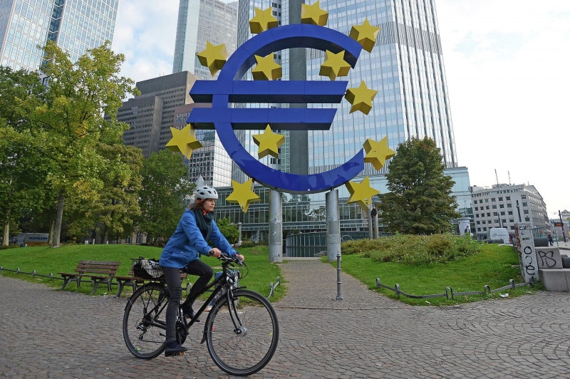 "Это еще не предел": что будет с евро и долларом