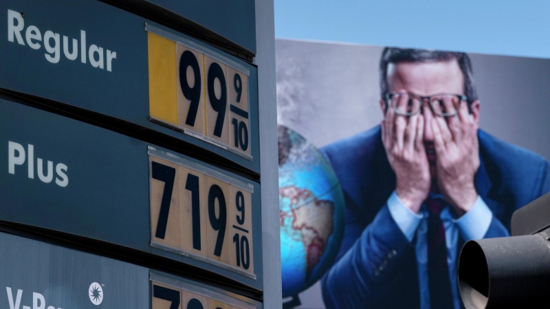 Байден потребовал от владельцев заправок снизить цены на бензин