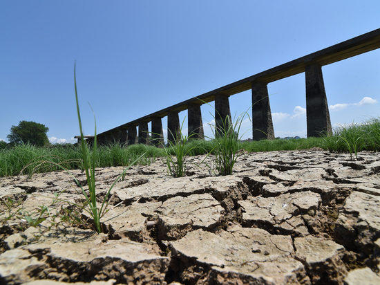 Засуха поразила Китай: великая река Янцзы пересохла