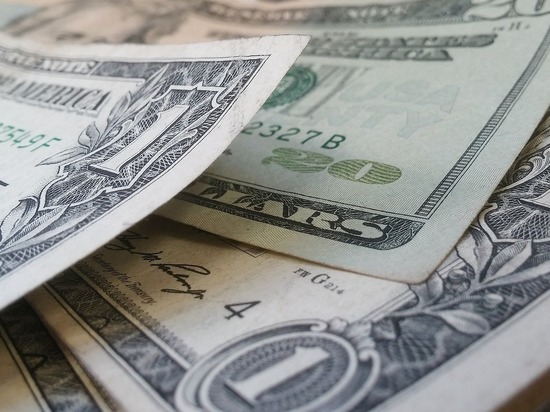 Эксперт посоветовал паникерам снять доллары со счетов и положить под матрас