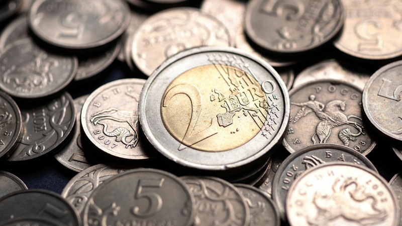 Официальный курс евро на четверг снизился на 51 копейку