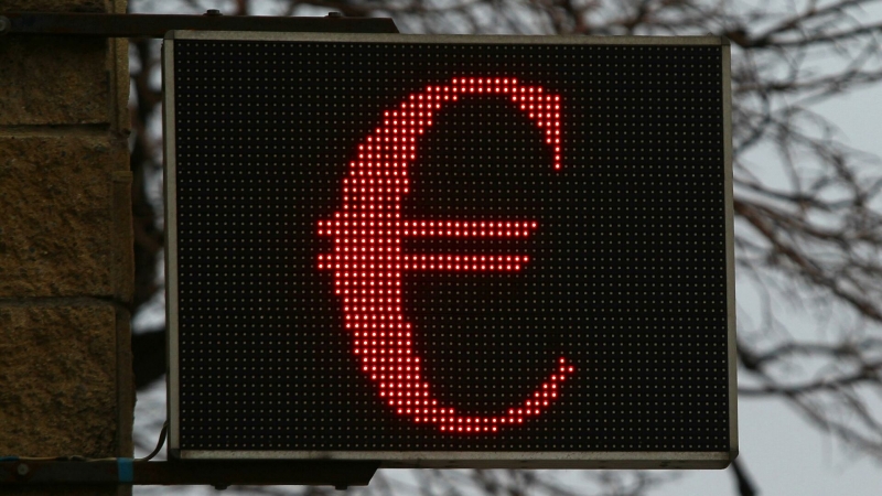 Официальный курс евро на пятницу вырос на 28 копеек