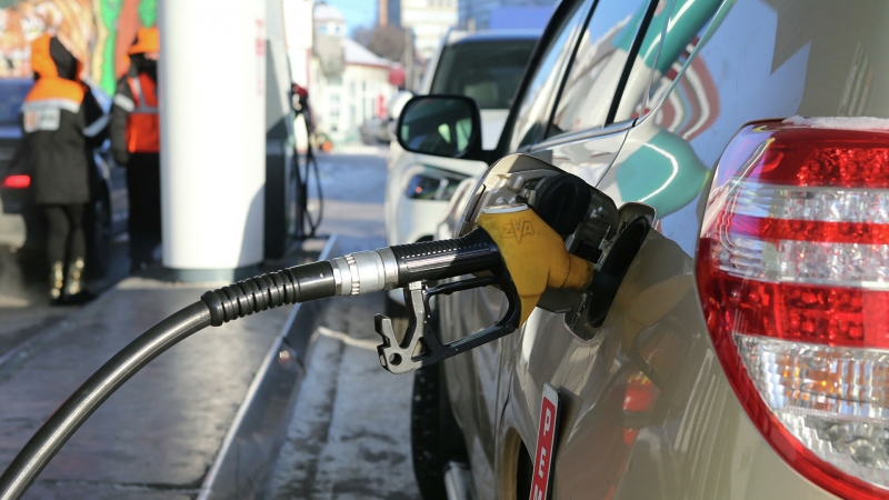 Эксперт рассказал, почему в России бензин дороже, чем в США