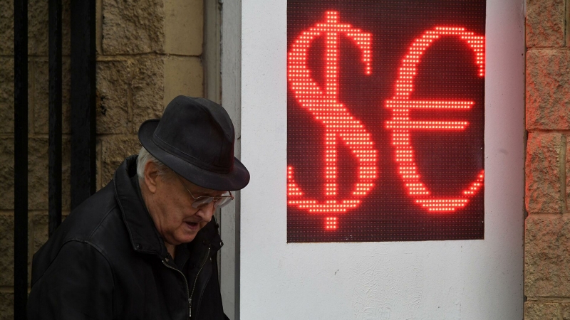 Специалист назвал момент, когда евро может стать дешевле доллара